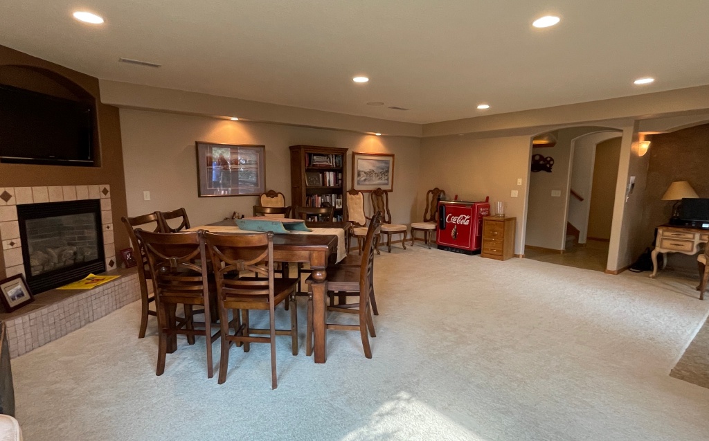 Black-Hills-SD/1024x768_6-Lower level family room.JPG